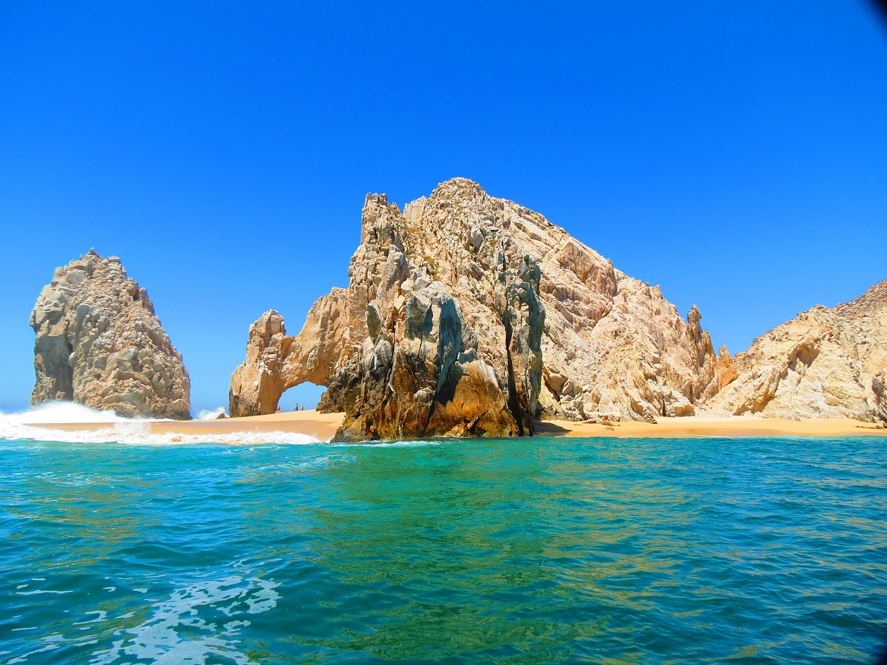 The famous rock arch and turquoise water of Los Cabos, Mexico